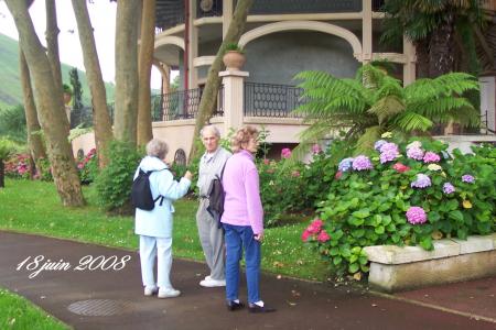 devant les thermes d'Arnaga