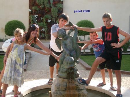 autour de la fontaine ...cousins , cousines