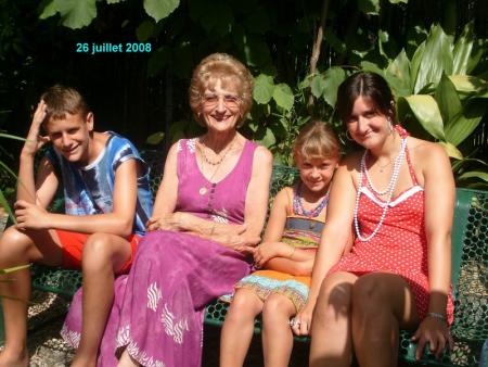 sur le banc du jardin avec mamy Janine